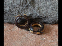 Load image into Gallery viewer, Ohrringe Buaya Holz Sonoholz kleine Creolen Pin- Stick
