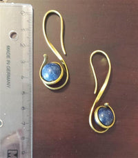 Load image into Gallery viewer, Stein S-Form Ohr Hook 2mm Piercing Brass gold antik Lapis Lazuli Kugel 53mm Ohrhänger
