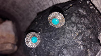 Cargar imagen en el visor de la galería, Ohrstecker Türkis Stein rund, silber Rand Blume Kreise Ohrringe 925er Sterlingsilber
