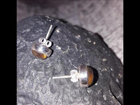 Load image into Gallery viewer, Ohrstecker Tigerauge braun rund 6 mm 925er Sterling Silber Rand Stein Silberohrstecker
