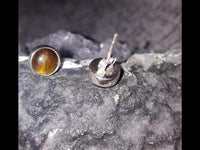Load image into Gallery viewer, Ohrstecker Tigerauge braun rund 6 mm 925er Sterling Silber Rand Stein Silberohrstecker
