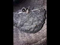 Load image into Gallery viewer, Ohrstecker schwarz Stein Onyx oval Rand Zopfmuster 925 Sterlingsilber
