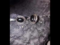 Load image into Gallery viewer, Ohrstecker schwarz Stein Onyx oval Rand Zopfmuster 925 Sterlingsilber
