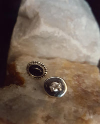 Load image into Gallery viewer, Ohrstecker schwarz Stein Onyx oval Rand Zopfmuster 925 Sterlingsilber

