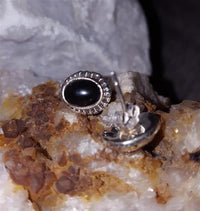 Load image into Gallery viewer, Ohrstecker schwarz Stein Onyx oval Rand Zopfmuster 925 Sterlingsilber
