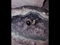 Load image into Gallery viewer, Ohrstecker schwarz Stein Onyx oval Rand Zopfmuster 925 Sterlingsilber
