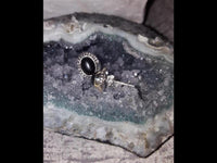 Load image into Gallery viewer, Ohrstecker schwarz Stein Onyx oval Rand Zopfmuster 925 Sterlingsilber
