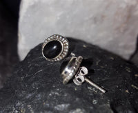 Load image into Gallery viewer, Ohrstecker schwarz Stein Onyx oval Rand Zopfmuster 925 Sterlingsilber

