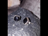 Load image into Gallery viewer, Ohrstecker Onyx Quadrat 8 mm 925er Sterlingsilber Rand facettiert schwarz gewölbt
