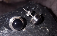 Load image into Gallery viewer, Ohrstecker Onyx schwarz rund 10 mm 925er Sterling Silber Kerben Rand diagonal
