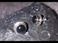 Load image into Gallery viewer, Ohrstecker Onyx schwarz rund 10 mm 925er Sterling Silber Kerben Rand diagonal
