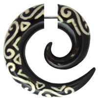 Load image into Gallery viewer, Tribal Fake Piercing, schwarze Spirale mit weißem Muster, handgeschnitzt aus Büffelhorn, 1mm, Edelstahlbügel
