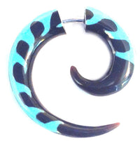 Cargar imagen en el visor de la galería, Fake Piercing Horn schwarz türkis Spirale Expander Ohrstecker Ohrring Wellen Muster Unisex
