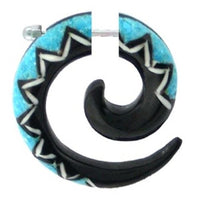 Load image into Gallery viewer, Fake Piercing, Buffalo Horn Achat Spirale, schwarz mit türkisfarbenem Zickzackmuster, Expander, Ohrhänger, Ohrstecker, Ohrring
