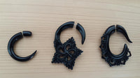 Load image into Gallery viewer, Fake Horn Piercing Hook Spirale Kralle handgeschnitzt schwarz Dehner Ohrring
