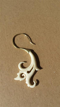 Load image into Gallery viewer, Fake Ohr Piercing Bone Knochen Messing Ohrhänger Ohrring Ornament golden weiß
