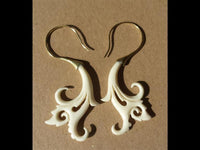 Load image into Gallery viewer, Fake Ohr Piercing Bone Knochen Messing Ohrhänger Ohrring Ornament golden weiß
