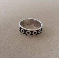 Cargar imagen en el visor de la galería, Silberring Muster Kreise dunkel oxidiert 925er Sterling Silber Damen Silberschmuck Ringe
