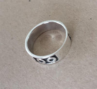 Cargar imagen en el visor de la galería, Silberring Muster Kreise dunkel oxidiert 925er Sterling Silber Damen Silberschmuck Ringe
