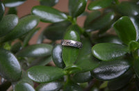 Cargar imagen en el visor de la galería, Bandring oxidiert Triskele Muster 925 Sterling Silber
