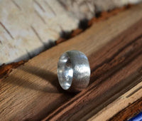 Cargar imagen en el visor de la galería, Bandring konvex gewölbt 9mm breit gebürstet 925 Sterling Silber
