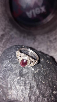 Load image into Gallery viewer, Silberringe Rubin Seile Spiralbögen Kreise oval 925
