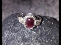 Cargar imagen en el visor de la galería, Silber Ring Granat Seile Spiralen Kreise oval rot Punkte 925
