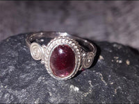 Cargar imagen en el visor de la galería, Silber Ring Granat Seile Spiralen Kreise oval rot Punkte 925
