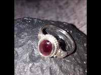 Cargar imagen en el visor de la galería, Silber Ring Granat Seile Spiralen Kreise oval rot Punkte 925
