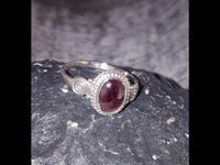 Cargar imagen en el visor de la galería, Silber Ring Granat Seile Spiralen Kreise oval rot Punkte 925
