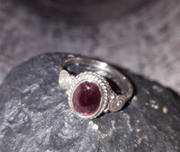 Cargar imagen en el visor de la galería, Silber Ring Granat Seile Spiralen Kreise oval rot Punkte 925
