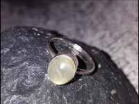 Cargar imagen en el visor de la galería, Silber Ring Prehnit 14 mm grün oval eingefasst 925
