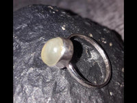 Cargar imagen en el visor de la galería, Silber Ring Prehnit 14 mm grün oval eingefasst 925
