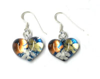 Cargar imagen en el visor de la galería, Damenohrringe, blau-gold-weiße herzförmige Glasohrringe, hergestellt aus Glas und Sterlingsilber 925, handbemalt
