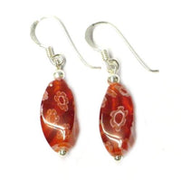 Load image into Gallery viewer, Muranoglas Ohrringe Blütenmuster 925 Sterling Silber oval gedreht rot Muranoglasohrringe
