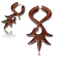 Load image into Gallery viewer, Fake Holz Piercing Zacken S-Form überlappend Narra Wood Plug nickelfrei Edelstahl Ohrstecker
