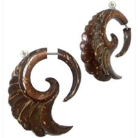 Cargar imagen en el visor de la galería, Tribal Flügel Spirale 3D Kokosnuss Holz braun Fake Piercing Ohrstecker Ohrring Edelstahl 1 mm
