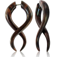 Load image into Gallery viewer, Fake Piercing Sono Holz Bogen gewunden 45 mm Plug Ohrstecker braun gemasert
