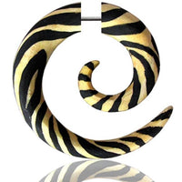 Load image into Gallery viewer, Fake Piercing Zebra Muster Spirale Holz Plug Ohrstecker handbemalt hell schwarz
