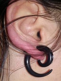 Cargar imagen en el visor de la galería, Tribal Fake Piercing braun Spirale weiß vorn Kristalle handgeschnitzt Sonoholz Edelstahl 1 mm
