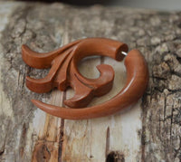 Load image into Gallery viewer, Fake Piercing Edelstahl Rosenholz Ornament Bogen
