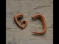Load image into Gallery viewer, Fake Piercing Edelstahl Teak Holz Triangel Spirale
