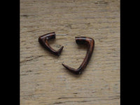 Load image into Gallery viewer, Fake Piercing Edelstahl dunkel Holz Triangel Spirale
