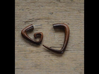 Load image into Gallery viewer, Fake Piercing Edelstahl dunkel Holz Triangel Spirale
