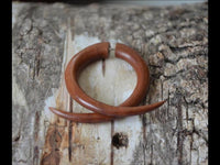 Load image into Gallery viewer, Fake Piercing Edelstahl Rosenholz Doppelkralle
