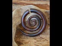 Cargar imagen en el visor de la galería, Fake Piercing Edelstahl Holz XL Spiralen hell dunkel
