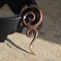 Load image into Gallery viewer, Fake Piercing Edelstahl Holz braun Spiralen Brass Spitze
