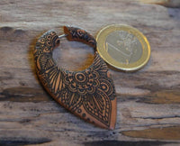 Load image into Gallery viewer, Fake Piercing Ohrring Holz Tropfen braun Mandala Blume
