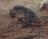 Load image into Gallery viewer, Fake Piercing Ohrring Holz Tropfen braun Mandala Blume
