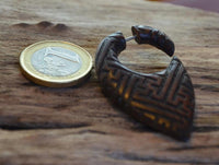 Load image into Gallery viewer, Fake Piercing Ohrring Holz Tropfen dunkel Sayagata
